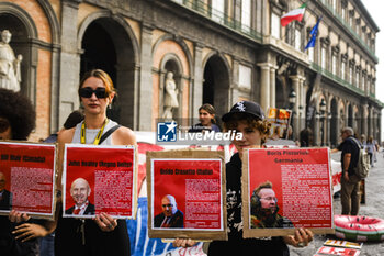 2024-10-16 - All’esterno del palazzo reale di napoli, attivisti La mobilitazione della Rete Napoli contro la Guerra e contro il G7 a napoli 18-19-20 ottobre, espongono uno striscione e cartelli con i volti dei ministri che parteciperanno al summit, e rilanciano la manifestazione del 19 ottobre alla 15 - ITALY: NAPOLI, NO WAR AND NO G7 - NEWS - CHRONICLE