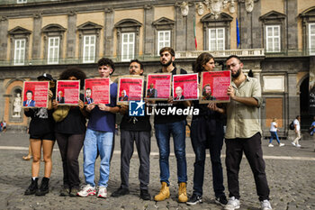 2024-10-16 - All’esterno del palazzo reale di napoli, attivisti La mobilitazione della Rete Napoli contro la Guerra e contro il G7 a napoli 18-19-20 ottobre, espongono uno striscione e cartelli con i volti dei ministri che parteciperanno al summit, e rilanciano la manifestazione del 19 ottobre alla 15 - ITALY: NAPOLI, NO WAR AND NO G7 - NEWS - CHRONICLE