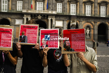 2024-10-16 - All’esterno del palazzo reale di napoli, attivisti La mobilitazione della Rete Napoli contro la Guerra e contro il G7 a napoli 18-19-20 ottobre, espongono uno striscione e cartelli con i volti dei ministri che parteciperanno al summit, e rilanciano la manifestazione del 19 ottobre alla 15 - ITALY: NAPOLI, NO WAR AND NO G7 - NEWS - CHRONICLE