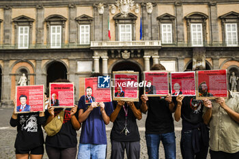 2024-10-16 - All’esterno del palazzo reale di napoli, attivisti La mobilitazione della Rete Napoli contro la Guerra e contro il G7 a napoli 18-19-20 ottobre, espongono uno striscione e cartelli con i volti dei ministri che parteciperanno al summit, e rilanciano la manifestazione del 19 ottobre alla 15 - ITALY: NAPOLI, NO WAR AND NO G7 - NEWS - CHRONICLE