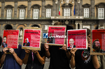 2024-10-16 - All’esterno del palazzo reale di napoli, attivisti La mobilitazione della Rete Napoli contro la Guerra e contro il G7 a napoli 18-19-20 ottobre, espongono uno striscione e cartelli con i volti dei ministri che parteciperanno al summit, e rilanciano la manifestazione del 19 ottobre alla 15 - ITALY: NAPOLI, NO WAR AND NO G7 - NEWS - CHRONICLE