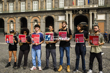 2024-10-16 - All’esterno del palazzo reale di napoli, attivisti La mobilitazione della Rete Napoli contro la Guerra e contro il G7 a napoli 18-19-20 ottobre, espongono uno striscione e cartelli con i volti dei ministri che parteciperanno al summit, e rilanciano la manifestazione del 19 ottobre alla 15 - ITALY: NAPOLI, NO WAR AND NO G7 - NEWS - CHRONICLE