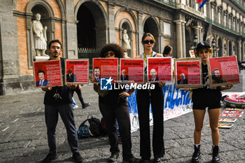 2024-10-16 - All’esterno del palazzo reale di napoli, attivisti La mobilitazione della Rete Napoli contro la Guerra e contro il G7 a napoli 18-19-20 ottobre, espongono uno striscione e cartelli con i volti dei ministri che parteciperanno al summit, e rilanciano la manifestazione del 19 ottobre alla 15 - ITALY: NAPOLI, NO WAR AND NO G7 - NEWS - CHRONICLE