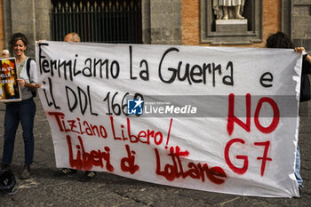 2024-10-16 - All’esterno del palazzo reale di napoli, attivisti La mobilitazione della Rete Napoli contro la Guerra e contro il G7 a napoli 18-19-20 ottobre, espongono uno striscione e cartelli con i volti dei ministri che parteciperanno al summit, e rilanciano la manifestazione del 19 ottobre alla 15 - ITALY: NAPOLI, NO WAR AND NO G7 - NEWS - CHRONICLE