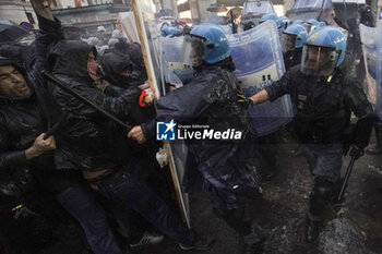 2024-10-19 - Clashes between anti-G7 protesters and police forces in occasione of the G7 Ministers' Meeting on Defence in Naples, Italy, 19 October 2024. - ITALY: NAPOLI, ANTI-G7 PROTESTERS - NEWS - CHRONICLE