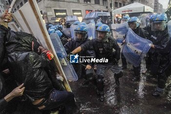 2024-10-19 - Clashes between anti-G7 protesters and police forces in occasione of the G7 Ministers' Meeting on Defence in Naples, Italy, 19 October 2024. - ITALY: NAPOLI, ANTI-G7 PROTESTERS - NEWS - CHRONICLE