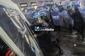 2024-10-19 - Clashes between anti-G7 protesters and police forces in occasione of the G7 Ministers' Meeting on Defence in Naples, Italy, 19 October 2024. - ITALY: NAPOLI, ANTI-G7 PROTESTERS - NEWS - CHRONICLE