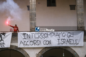 2024-11-21 - The flash-mob with the mock Israeli checkpoint set up by the students of the Political Ecology and Collettivi Autorganizzati Universitari collectives at the entrance to Porta di Massa, one of the seats of the Federico II University of Naples, 21 November 2024 - ITALY: NAPOLI, PRO-PALESTINE DEMONSTRATION  - NEWS - CHRONICLE