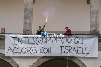 2024-11-21 - The flash-mob with the mock Israeli checkpoint set up by the students of the Political Ecology and Collettivi Autorganizzati Universitari collectives at the entrance to Porta di Massa, one of the seats of the Federico II University of Naples, 21 November 2024 - ITALY: NAPOLI, PRO-PALESTINE DEMONSTRATION  - NEWS - CHRONICLE