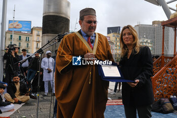 2024-04-10 - Imam Amar Abdallah presents a plaque to Chiara Marciani. Councillor for Youth Policies and Work during the Eid al-Fitr celebrations. Eid al-Fitr is celebrated by Muslims around the world because it marks the end of the month of Ramadan. - EID AL-FITR, NAPOLI - NEWS - CULTURE