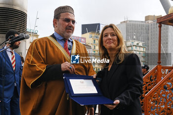2024-04-10 - Imam Amar Abdallah presents a plaque to Chiara Marciani. Councillor for Youth Policies and Work during the Eid al-Fitr celebrations. Eid al-Fitr is celebrated by Muslims around the world because it marks the end of the month of Ramadan. - EID AL-FITR, NAPOLI - NEWS - CULTURE