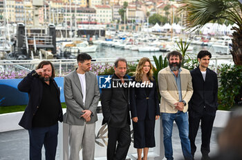 2024-05-15 - Quentin Dupieux, Lea Seydoux, Vincent Lindon, Louis Garrel, Raphael Quenard, Manuel Guillot photocall at the 76th annual Cannes film festival at Palais des Festivals on May 15, 2024 in Cannes, France. - LE DEUXIèME ACTE (THE SECOND ACT) PHOTOCALL - THE 77TH ANNUAL CANNES FILM FESTIVAL - NEWS - CULTURE