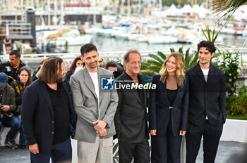 2024-05-15 - Lea Seydoux, Vincent Lindon, Louis Garrel, Raphael Quenard, Manuel Guillot attend the photocall at the 76th annual Cannes film festival at Palais des Festivals on May 15, 2024 in Cannes, France. - LE DEUXIèME ACTE (THE SECOND ACT) PHOTOCALL - THE 77TH ANNUAL CANNES FILM FESTIVAL - NEWS - CULTURE