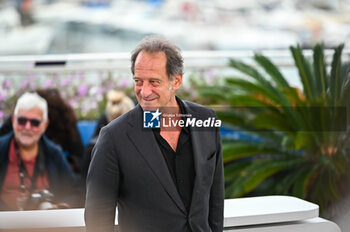 2024-05-15 - Vincent Lindon attends the photocall at the 76th annual Cannes film festival at Palais des Festivals on May 15, 2024 in Cannes, France. - LE DEUXIèME ACTE (THE SECOND ACT) PHOTOCALL - THE 77TH ANNUAL CANNES FILM FESTIVAL - NEWS - CULTURE