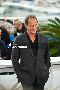 2024-05-15 - Vincent Lindon attends the photocall at the 76th annual Cannes film festival at Palais des Festivals on May 15, 2024 in Cannes, France. - LE DEUXIèME ACTE (THE SECOND ACT) PHOTOCALL - THE 77TH ANNUAL CANNES FILM FESTIVAL - NEWS - CULTURE