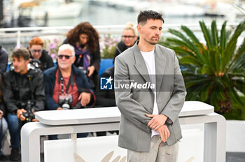 2024-05-15 - Raphael Quenard attends the photocall at the 76th annual Cannes film festival at Palais des Festivals on May 15, 2024 in Cannes, France. - LE DEUXIèME ACTE (THE SECOND ACT) PHOTOCALL - THE 77TH ANNUAL CANNES FILM FESTIVAL - NEWS - CULTURE