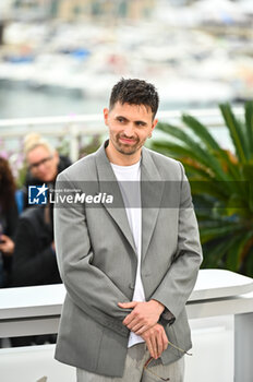 2024-05-15 - Raphael Quenard attends the photocall at the 76th annual Cannes film festival at Palais des Festivals on May 15, 2024 in Cannes, France. - LE DEUXIèME ACTE (THE SECOND ACT) PHOTOCALL - THE 77TH ANNUAL CANNES FILM FESTIVAL - NEWS - CULTURE