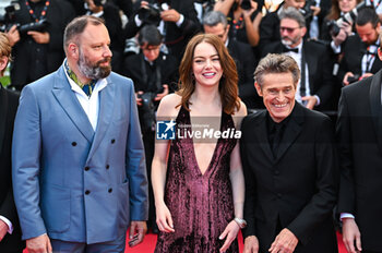 2024-05-17 - Willem Dafoe, Emma Stone and Yorgos Lanthimos attend the 