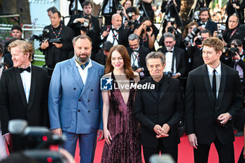 2024-05-17 - Jesse Plemons, Yorgos Lanthimos, Emma Stone, Willem Dafoe, Joe Alwyn attend the 