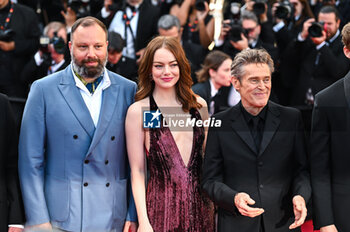 2024-05-17 - Willem Dafoe, Emma Stone and Yorgos Lanthimos attend the 