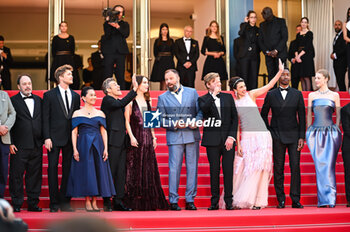 2024-05-17 - Joe Alwyn, Hong Chau, Willem Dafoe, Emma Stone, Yorgos Lanthimos, Jesse Plemons, Margaret Qualley, Mamoudou Athie, Hunter Schafer, Ed Guiney, Kasia Malipan and Andrew Lowe attend the 