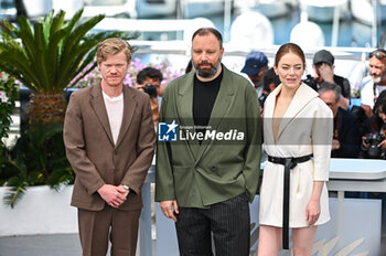 2024-05-18 - Jesse Plemons, Yorgos Lanthimos and Emma Stone attend the 