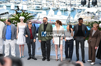 2024-05-18 - Yorgos Stefanakos, Hunter Schafer, Willem Dafoe, Yorgos Lanthimos, Emma Stone, Hong Chau, Mamoudou Athie and Jesse Plemons attends the 