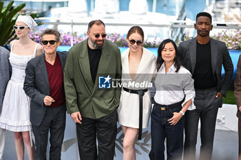 2024-05-18 - Hunter Schafer, Willem Dafoe, Yorgos Lanthimos, Emma Stone, Hong Chau, Mamoudou Athie attends the 