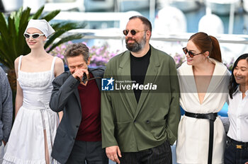 2024-05-18 - Hunter Schafer, Willem Dafoe, Yorgos Lanthimos, Emma Stone, Hong Chau attend the 