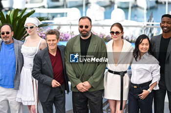 2024-05-18 - Yorgos Stefanakos, Hunter Schafer, Willem Dafoe, Yorgos Lanthimos, Emma Stone, Hong Chau, Mamoudou Athie attends the 