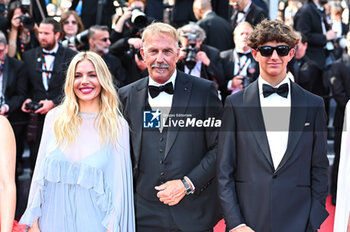 2024-05-19 - Sienna Miller, Kevin Costner and Hayes Costner attend the 