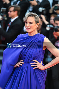 2024-05-25 - Andie Macdowell attends the Red Carpet of the closing ceremony at the 77th annual Cannes Film Festival at Palais des Festivals on May 24, 2024 in Cannes, France. - CLOSING CEREMONY - THE 77TH ANNUAL CANNES FILM FESTIVAL - NEWS - CULTURE