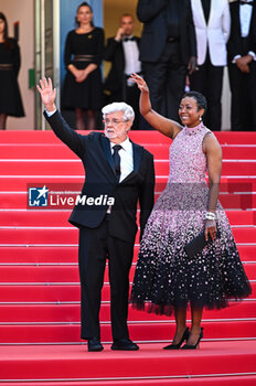 2024-05-25 - George Lucas and Mellody Hobson attend the Red Carpet of the closing ceremony at the 77th annual Cannes Film Festival at Palais des Festivals on May 25, 2024 in Cannes, France. - CLOSING CEREMONY - THE 77TH ANNUAL CANNES FILM FESTIVAL - NEWS - CULTURE