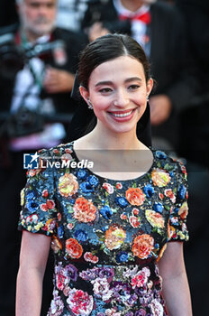 2024-05-25 - Mikey Madison attends the Red Carpet of the closing ceremony at the 77th annual Cannes Film Festival at Palais des Festivals on May 25, 2024 in Cannes, France. - CLOSING CEREMONY - THE 77TH ANNUAL CANNES FILM FESTIVAL - NEWS - CULTURE