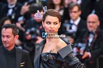 2024-05-25 - Isabeli Fontana attends the Red Carpet of the closing ceremony at the 77th annual Cannes Film Festival at Palais des Festivals on May 25, 2024 in Cannes, France. - CLOSING CEREMONY - THE 77TH ANNUAL CANNES FILM FESTIVAL - NEWS - CULTURE