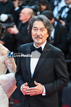 2024-05-25 - Kōji Yakusho attends the Red Carpet of the closing ceremony at the 77th annual Cannes Film Festival at Palais des Festivals on May 25, 2024 in Cannes, France. - CLOSING CEREMONY - THE 77TH ANNUAL CANNES FILM FESTIVAL - NEWS - CULTURE