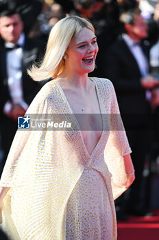 2024-05-25 - Elle Fanning attends the Red Carpet of the closing ceremony at the 77th annual Cannes Film Festival at Palais des Festivals on May 24, 2024 in Cannes, France. - CLOSING CEREMONY - THE 77TH ANNUAL CANNES FILM FESTIVAL - NEWS - CULTURE
