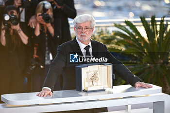 2024-05-25 - George Lucas poses with the Honorary Palme D’Or Award during the Palme D'Or Winners Photocall at the 77th annual Cannes Film Festival at Palais des Festivals on May 25, 2024 in Cannes, France. - PALME D'OR WINNERS PHOTOCALL - THE 77TH ANNUAL CANNES FILM FESTIVAL - NEWS - CULTURE