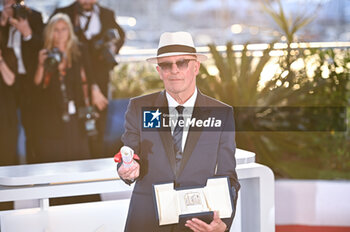 2024-05-25 - Jacques Audiard poses with the 'Jury Prize' Award for 'Emilia Perez' during the Palme D'Or Winners Photocall at the 77th annual Cannes Film Festival at Palais des Festivals on May 25, 2024 in Cannes, France. - PALME D'OR WINNERS PHOTOCALL - THE 77TH ANNUAL CANNES FILM FESTIVAL - NEWS - CULTURE