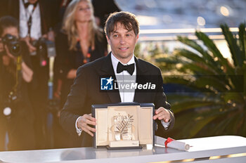 2024-05-25 - Sean Baker poses with the 'Palme D'Or' Award for 'Anora' during the Palme D'Or Winners Photocall at the 77th annual Cannes Film Festival at Palais des Festivals on May 25, 2024 in Cannes, France. - PALME D'OR WINNERS PHOTOCALL - THE 77TH ANNUAL CANNES FILM FESTIVAL - NEWS - CULTURE
