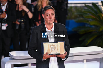 2024-05-25 - Miguel Gomes poses with the Best Director' Award for 'Grand Tour' during the Palme D'Or Winners Photocall at the 77th annual Cannes Film Festival at Palais des Festivals on May 25, 2024 in Cannes, France. - PALME D'OR WINNERS PHOTOCALL - THE 77TH ANNUAL CANNES FILM FESTIVAL - NEWS - CULTURE
