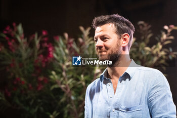 2024-06-27 - Alessandro Cattelan - ALESSANDRO CATTELAN - PASSAGGI FESTIVAL 2024 - NEWS - CULTURE