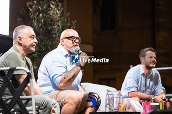 2024-06-27 - Matteo B. Bianchi, Gianmario Pilo, Alessandro Cattelan - ALESSANDRO CATTELAN - PASSAGGI FESTIVAL 2024 - NEWS - CULTURE