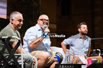 2024-06-27 - Matteo B. Bianchi, Gianmario Pilo, Alessandro Cattelan - ALESSANDRO CATTELAN - PASSAGGI FESTIVAL 2024 - NEWS - CULTURE