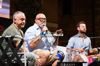 2024-06-27 - Matteo B. Bianchi, Gianmario Pilo, Alessandro Cattelan - ALESSANDRO CATTELAN - PASSAGGI FESTIVAL 2024 - NEWS - CULTURE