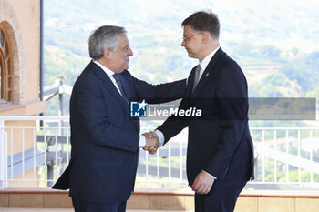 2024-07-16 - Arrival of delegations at the G7 on Trade. Antonio Tajani (Italian Minister of Foreign Affairs) welcomes Valdis Dombrovskis (UE Cabinet of Executive Vice-President) - MINISTERIAL MEETING ON TRADE  VILLA SAN GIOVANNI AND REGGIO CALABRIA, 16-17 JULY 2024  - NEWS - ECONOMY