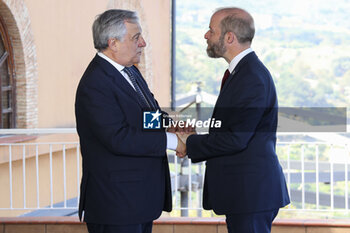 2024-07-16 - Arrival of delegations at the G7 on Trade. Antonio Tajani (Italian Minister of Foreign Affairs) welcomes Jonathan Reynolds MP (Secretary of State for Business and Trade, and President of the Board of Trade) - MINISTERIAL MEETING ON TRADE  VILLA SAN GIOVANNI AND REGGIO CALABRIA, 16-17 JULY 2024  - NEWS - ECONOMY