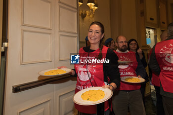 2024-01-06 - Tessa Gelisio serving meals to the homeless - LA BEFANA DEL CLOCHARD CON I CITY ANGELS - NEWS - EVENTS