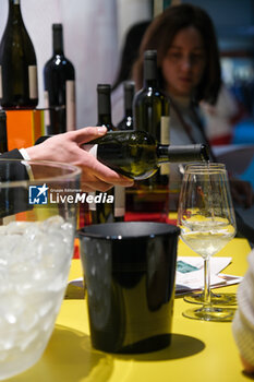 2024-04-14 - Sommeliers serves a glass of Italian wine at the 56th Edition of Vinitaly, Internation exposition of wine and Spirits in Verona fair on April 14, 2024 in Verona. Italy - 56TH EDITION OF VINITALY - INTERNATIONAL EXPO OF WINE AND SPIRITS - NEWS - EVENTS