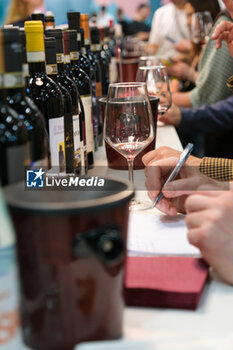 2024-04-14 - Vinitaly visitors evaluate the wines tasted at the 56th Edition of Vinitaly, Internation exposition of wine and Spirits in Verona fair on April 14, 2024 in Verona. Italy - 56TH EDITION OF VINITALY - INTERNATIONAL EXPO OF WINE AND SPIRITS - NEWS - EVENTS